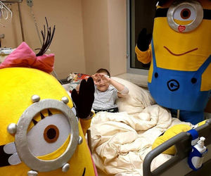 Gabryś przeszedł 17 operacji, tylko na twarzy i dłoniach nie ma blizn. Jego pają jest pomoc innym!