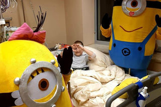 Gabryś przeszedł 17 operacji, tylko na twarzy i dłoniach nie ma blizn. Jego pają jest pomoc innym!