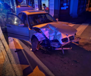 Wronki: Kierowca BMW uderzył w witrynę sklepową