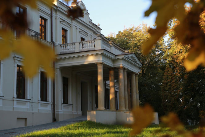 To największe miasto we wschodniej części woj. świętokrzyskiego. Jego ozdobą są piękne zielone zakątki i pałac