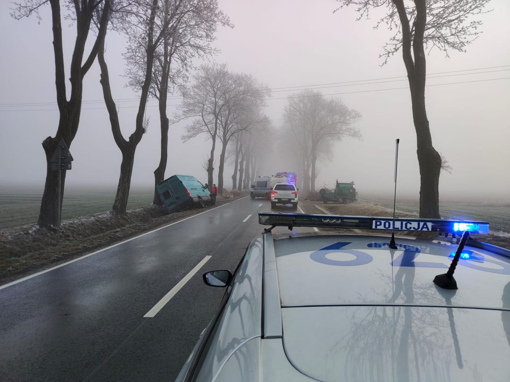 Karambol na drodze do Mławy. Fragmenty roztrzaskanych aut powpadały do rowów. „Na miejscu pracują służby”