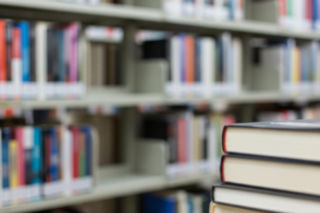 Najchętniej wypożyczane książki w Olsztynie. Który tytuł królował na listach w 2025 roku?