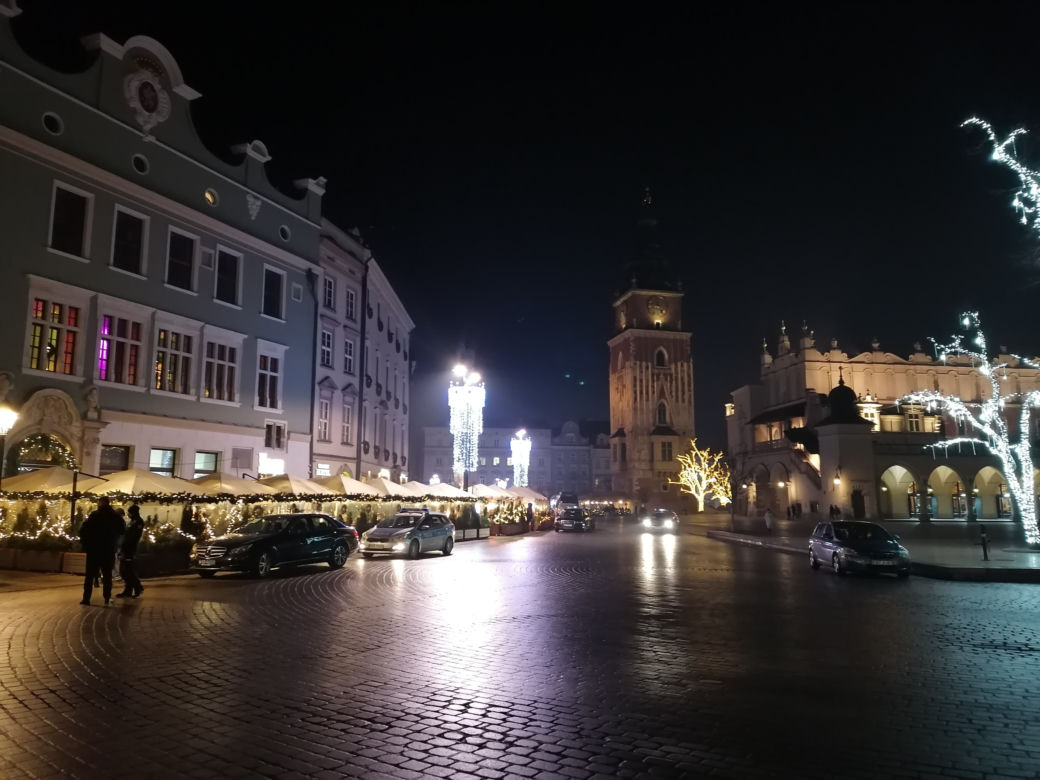 Krakowski Rynek pełen policji i służb