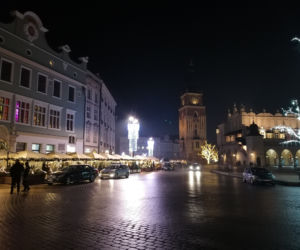 Krakowski Rynek pełen policji i służb