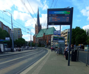 Muzyczne klimaty na przystanku tramwajowym w centrum Szczecina. Skąd wzięło się to nietypowe pianino? 