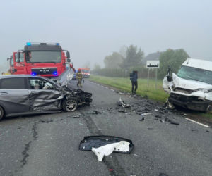 Groźny wypadek na Mazowszu. Auta roztrzaskane, dwie osoby trafiły do szpitala