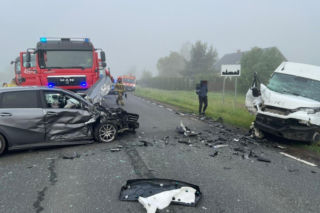 Groźny wypadek na Mazowszu. Auta roztrzaskane, dwie osoby trafiły do szpitala