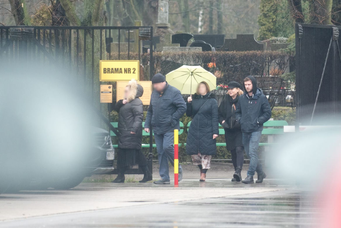 Antek Królikowski z mamą załatwia formalności pogrzebowe