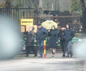 Antek Królikowski z mamą załatwia formalności pogrzebowe
