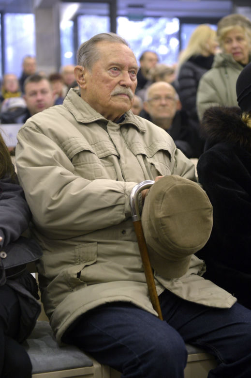 Syn Karewicza przeniesie prochy mamy do grobu taty