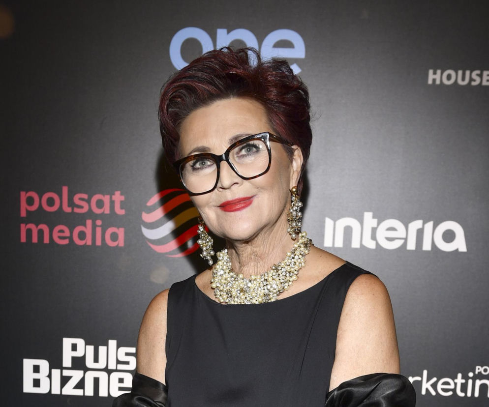 Uśmiechnięta Jolanta Kwaśniewska w okularach i bogatej biżuterii. O kulisach jej małżeństwa przeczytasz na SE.