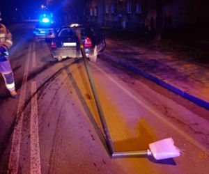 Rybnik: Pijany 36-latek skosił autem latarnię i zabrał ją na przejażdżkę