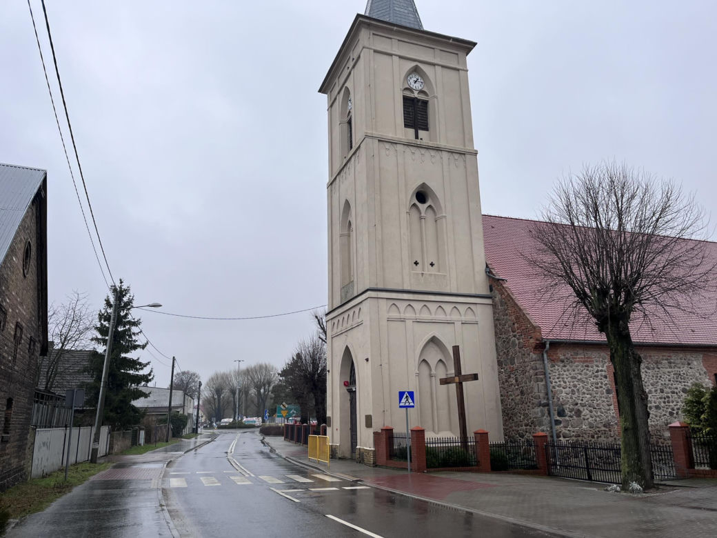Znicze na miejscu tragicznego potrącenia 10-latka w Wawrowie pod Gorzowem
