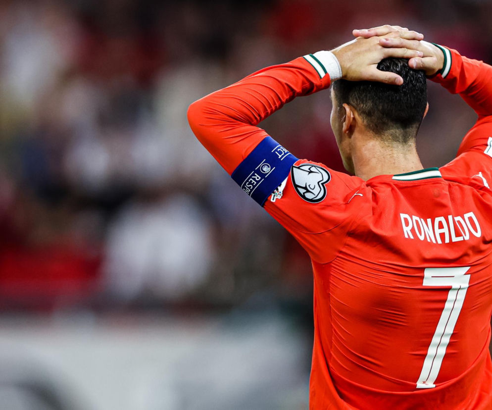 Cristiano Ronaldo tyłem trzyma się za głowę w geście frustracji. O skandalu w reprezentacji czytaj na SE Supersport.