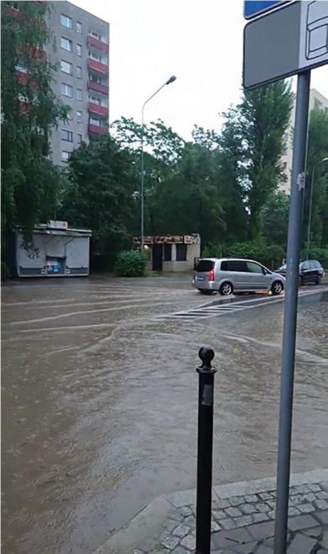 Powódź w Bielsku-Białej. Ulice zamienił się w rzeki. Zalane auta i posesje 