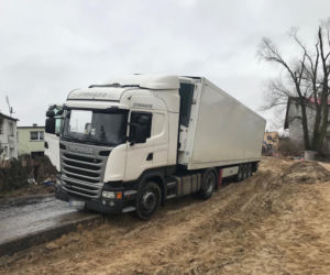 Wjechał tirem na plac budowy