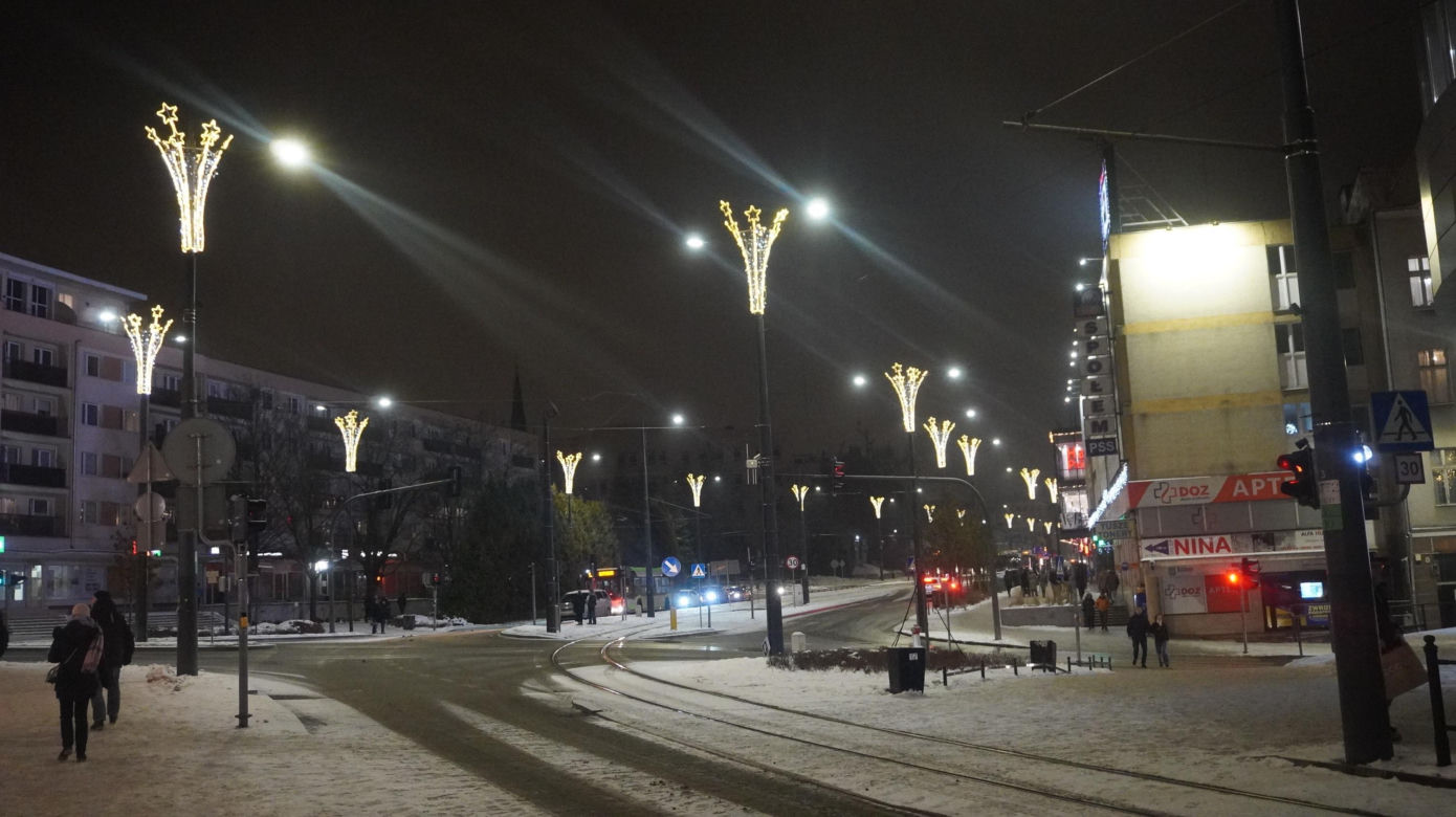 Świąteczne iluminacje w Olsztynie zachwycają. Prawdziwą „gwiazdą” jest choinka na starówce [ZDJĘCIA]