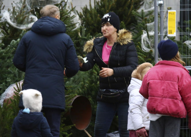Premier Donald Tusk ma gest? Kupił dwie choinki i odmówił reszty