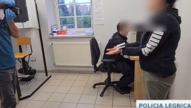 Awantura przed blokiem. 49-latek zginął od ciosów nożem! Para w areszcie
