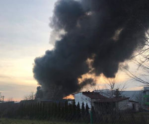 Potężny pożar hali z meblami koło Turku