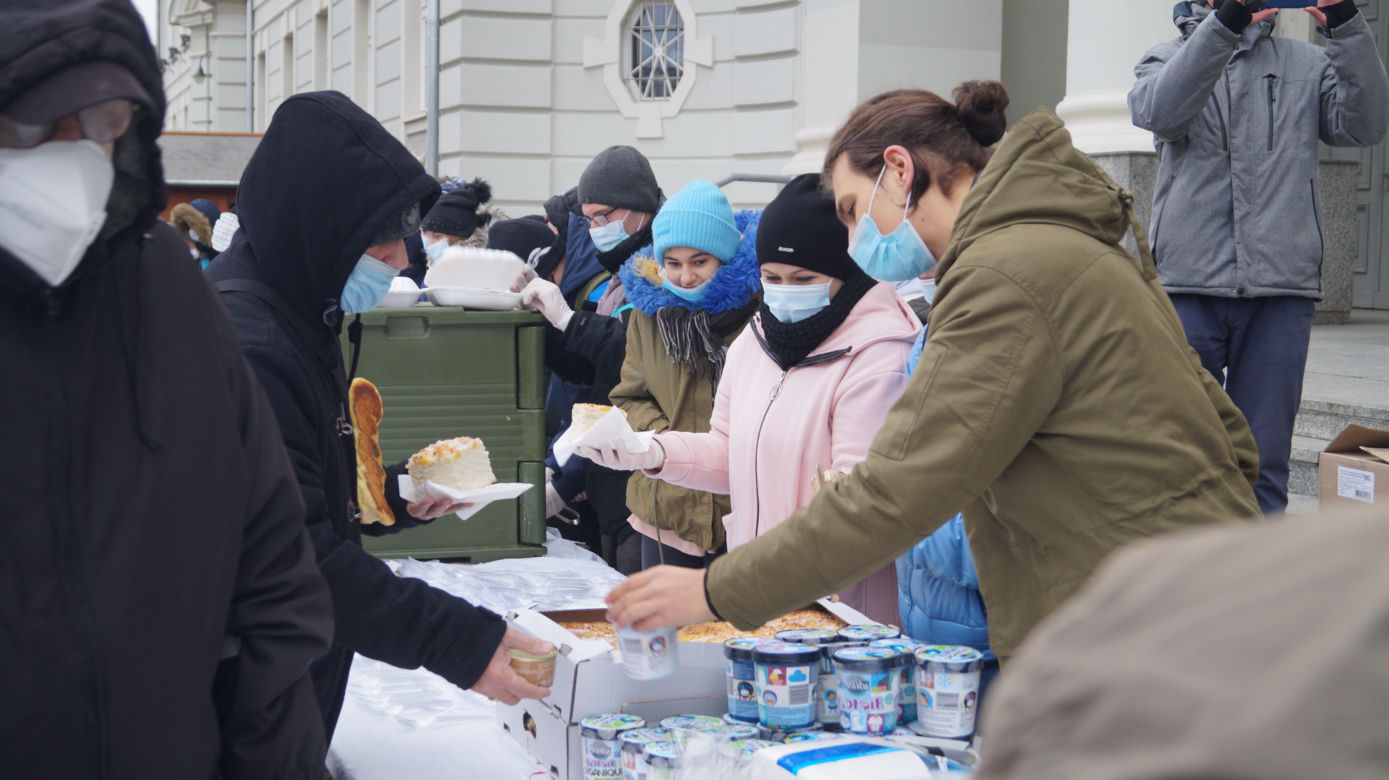 Wigilia dla bezdomnych i potrzebujących przed bydgoską Bazyliką [ZDJĘCIA]