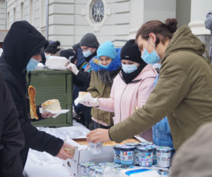Wigilia dla bezdomnych i potrzebujących przed bydgoską Bazyliką [ZDJĘCIA]