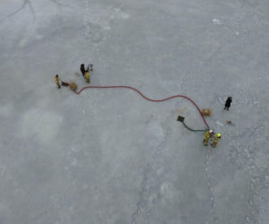 W akcji wykonywania przerębli pomagali druhowie OSP