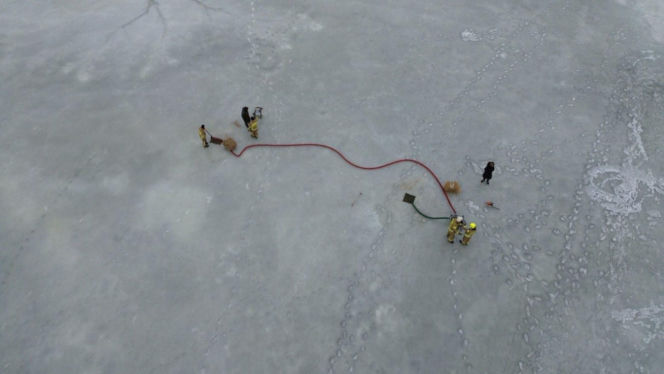 W akcji wykonywania przerębli pomagali druhowie OSP