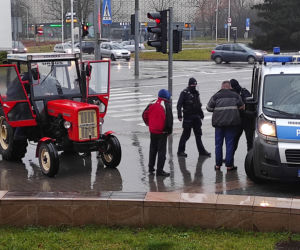 SZOK w centrum Kielc! Traktorzysta w KLAPKACH w rękach policji! Co się stało?