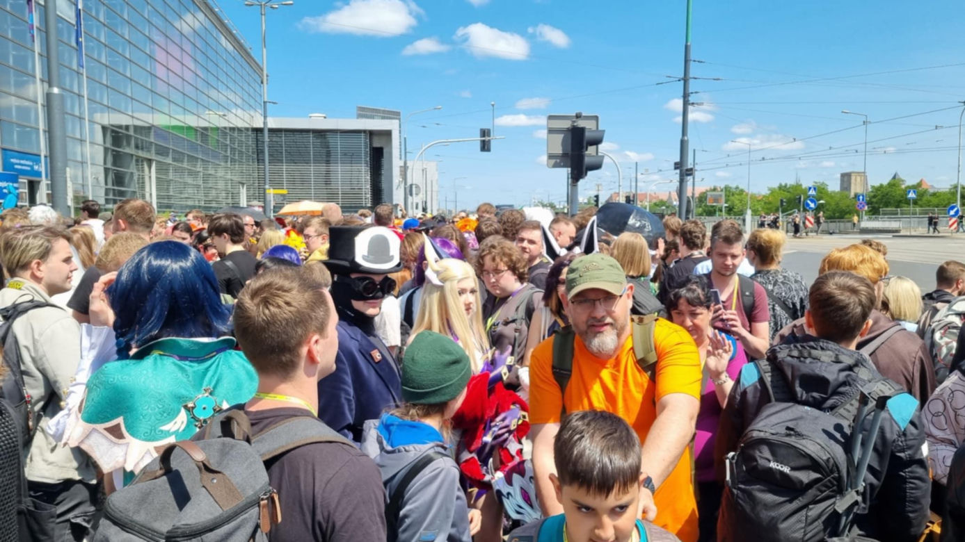 Pyrkon 2025. Tłumy uczestników przed MTP  