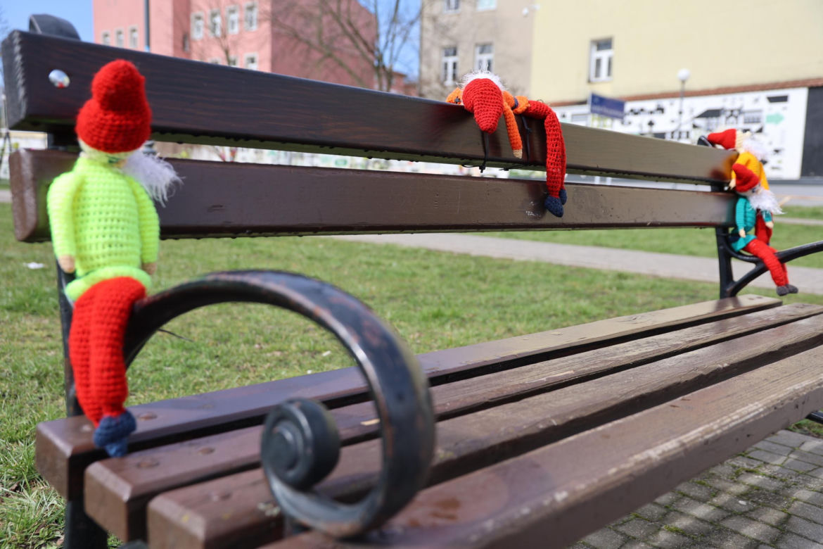 Kolorowe instalacje opanowały Lublin. Tak „Otulanie włóczką” świętuje swoje 10. urodziny!