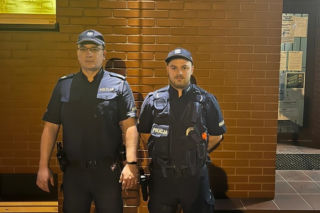 Zauważyli płonące śmieci. Obok leżał mężczyzna. Nie mieli chwili do stracenia