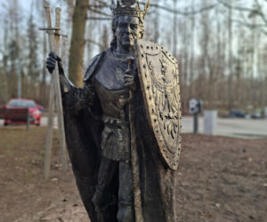 Nowa perełka Świętokrzyskiego. Posągi królów Polski obok legendarnego Dębu Bartka