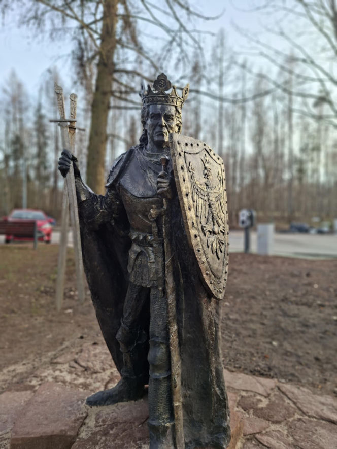 Nowa perełka Świętokrzyskiego. Posągi królów Polski obok legendarnego Dębu Bartka
