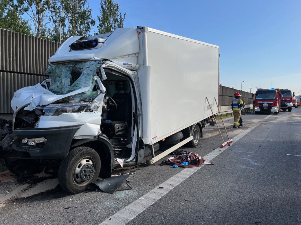 Wypadek na S8 w Wolicy. Kierowca samochodu dostawczego został zakleszczony w kabinie swojego pojazdu