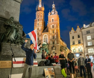 Manifestacja Białorusinów na rynku w Krakowie. Precz z Łukaszenką!