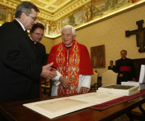 Benedykt XVI podarował prezydenckiej parze różańce