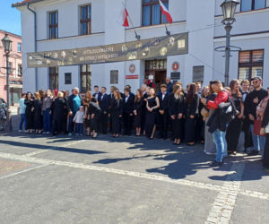 Polonez maturzystów z I LO na rynku w Ostrzeszowie