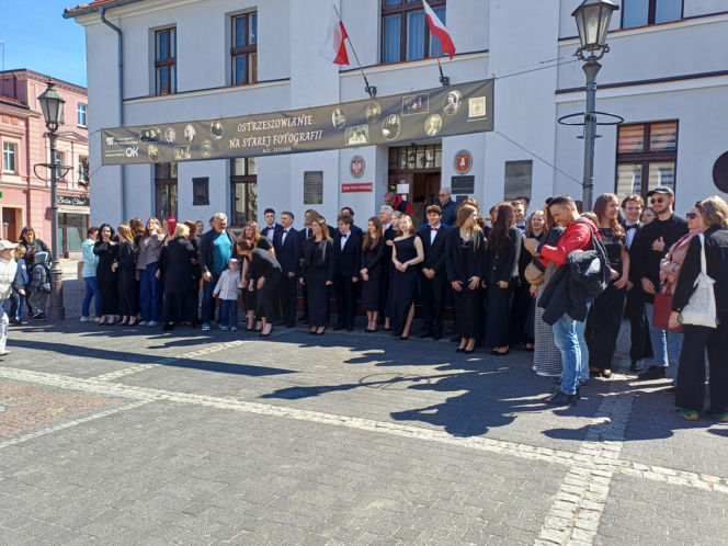 Polonez maturzystów z I LO na rynku w Ostrzeszowie