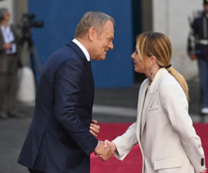 Donald Tusk i Giorgia Meloni w serdecznym powitaniu. Ten szczegół zaskakuje
