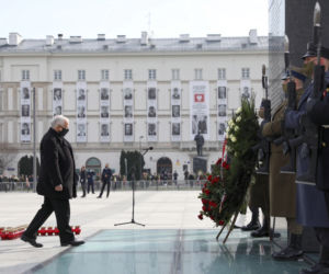 Jarosław Kaczyński podczas uroczystości złożenia kwiatów pod pomnikiem Ofiar katastrofy smoleńskiej, na pl. Piłsudskiego w Warszawie