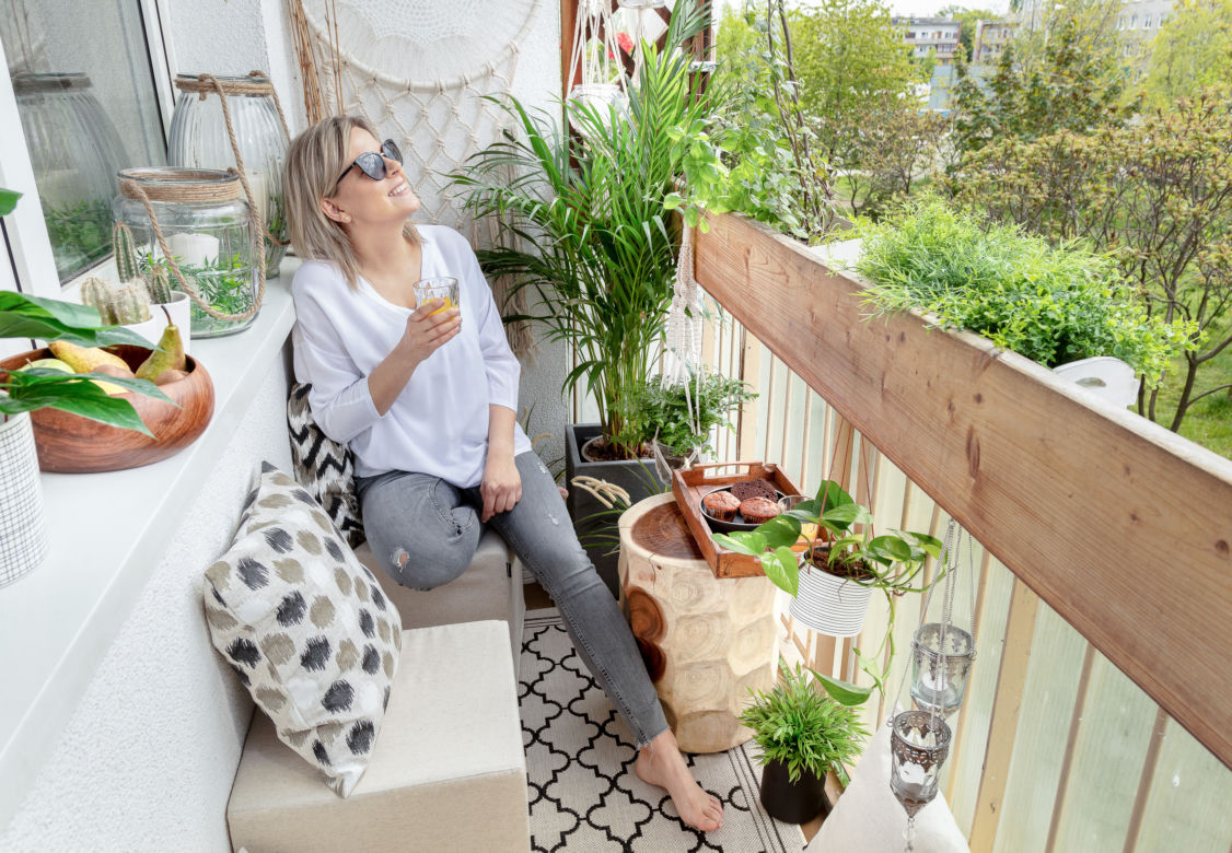 Mały balkon w bloku lub kamienicy w stylu boho.