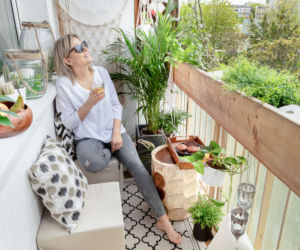 Mały balkon w bloku lub kamienicy w stylu boho.
