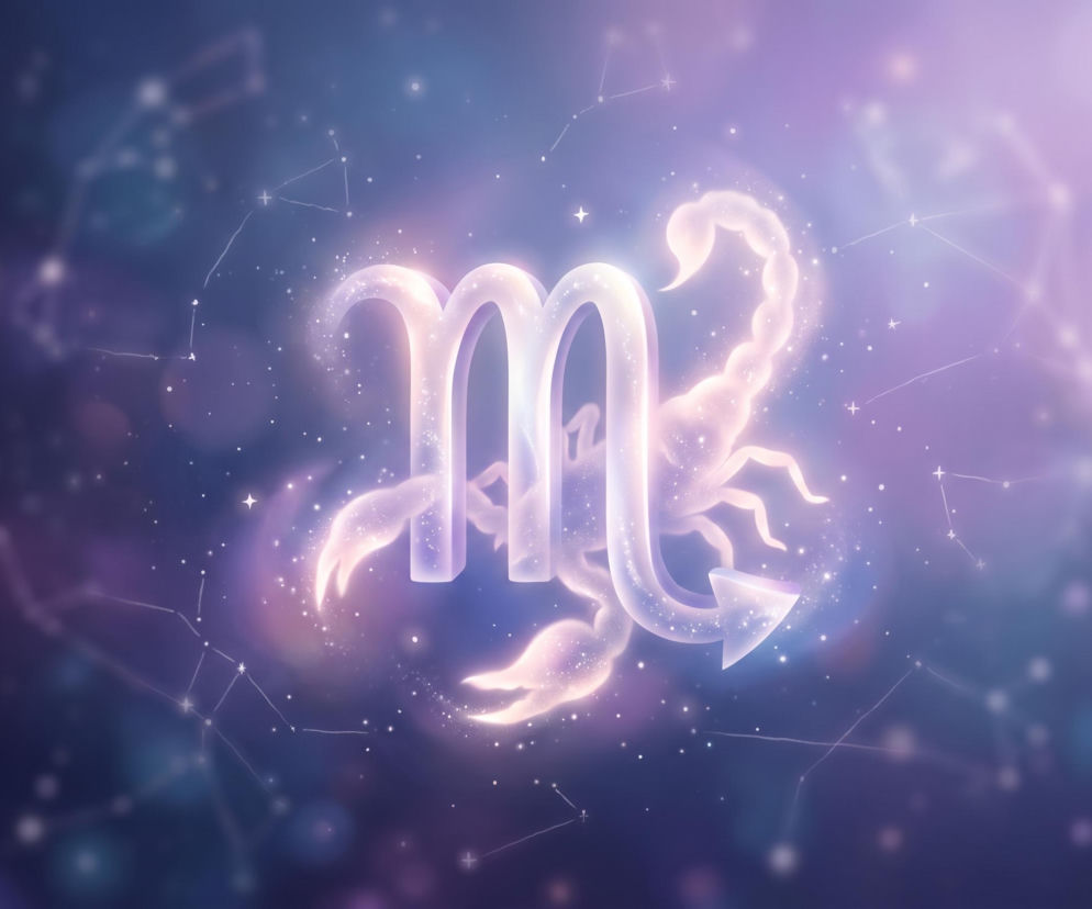 Świecący symbol zodiakalnego Skorpiona na tle rozgwieżdżonego kosmosu. O horoskopie dziennym przeczytasz w serwisie Eska.
