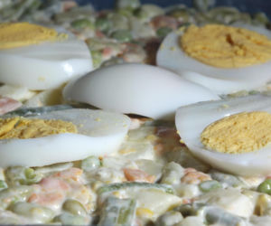 Myślisz, że znasz sałatkę jarzynową? Ten przepis z 1894 roku wszystko zmienia