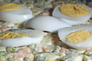  Sałatka jarzynowa, jakiej nie znamy. Ten przepis sprzed ponad 130 lat może zaskoczyć przy świątecznym stole