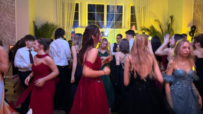 Studniówka pełna blasku i emocji! Tak bawili się maturzyści II LO w Bydgoszczy [ZDJĘCIA]