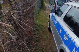 42-letni kierowca próbował uciec, jednak szybko stracił panowanie nad autem i doprowadził do kolizji