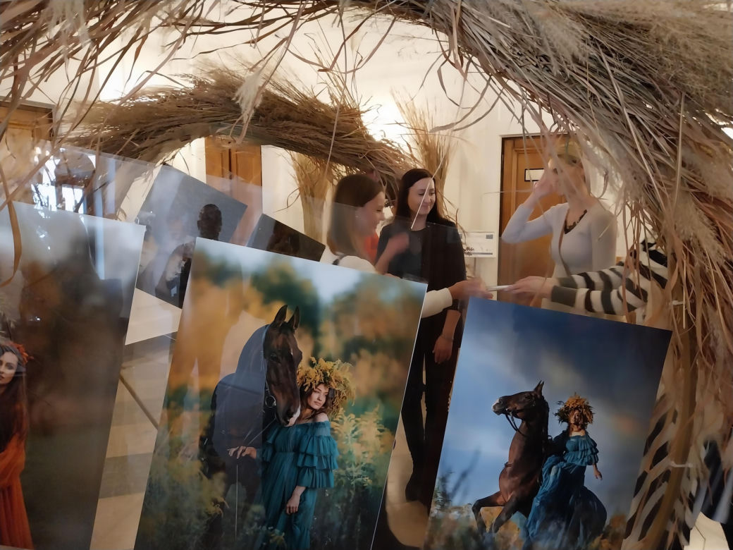 Wernisaż wystawy fotografii Anety Rozkal „Kobieca perspektywa: Wystawa Fotografii Kobiet”