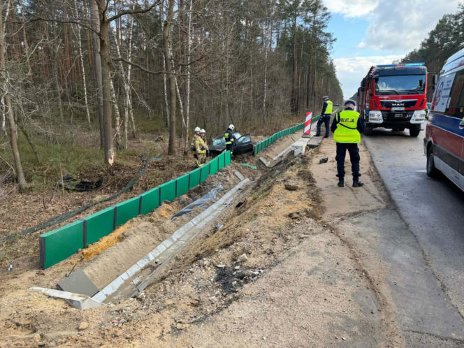 Tragedia na drodze pod Starachowicami. 33-letni kierowca Audi zginął po dramatycznym wypadku